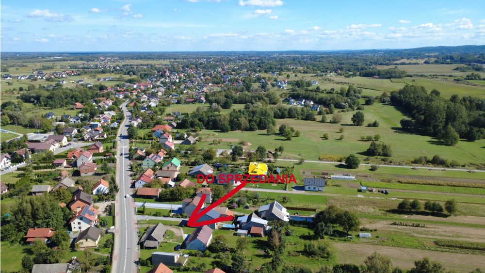 Widok z drona na dom przed edycją graficzną - ujęcie 3