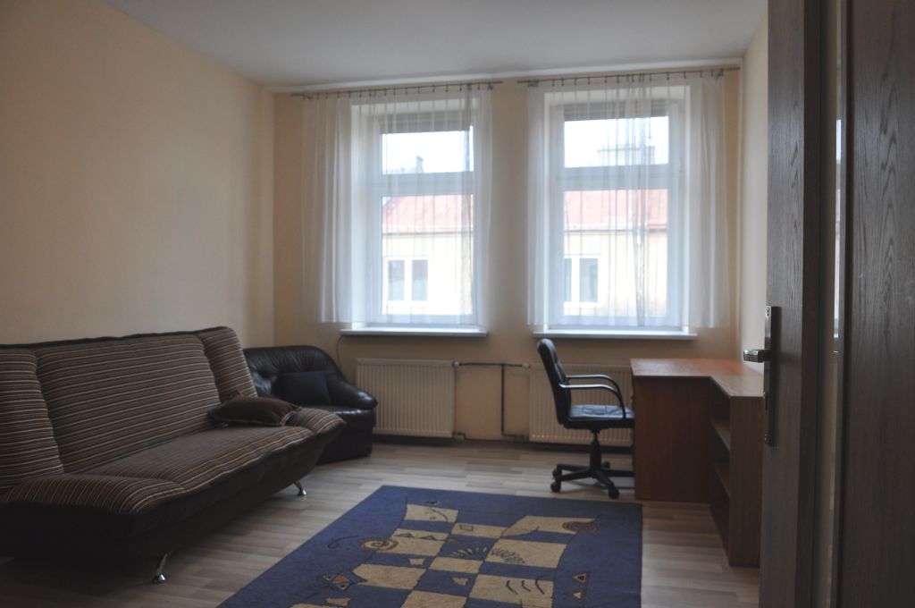 Zdjęcie wnętrza salonu przed cyfrowym retuszem i homestagingiem